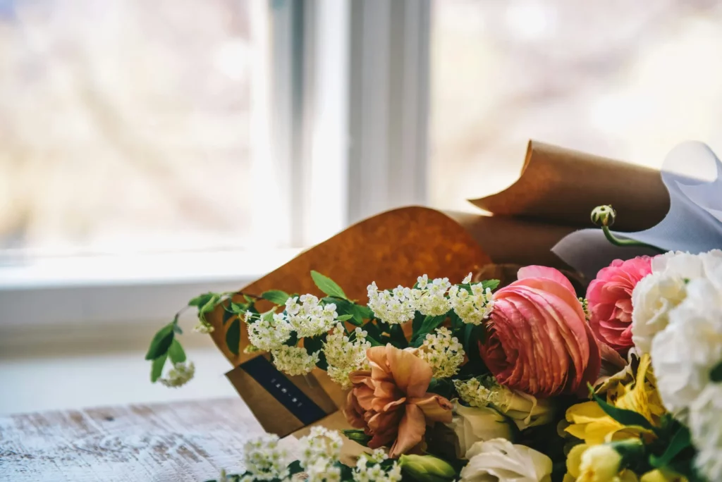 Bouquet de fleurs de renoncules et petites fleurs blanches.